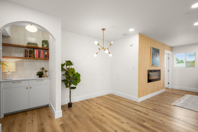 207 White Oak DR, Austin, TX 78753