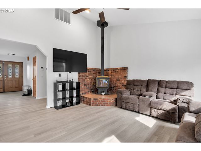 1420 Ne HOFFMAN Dr, Mc Minnville, OR 97128