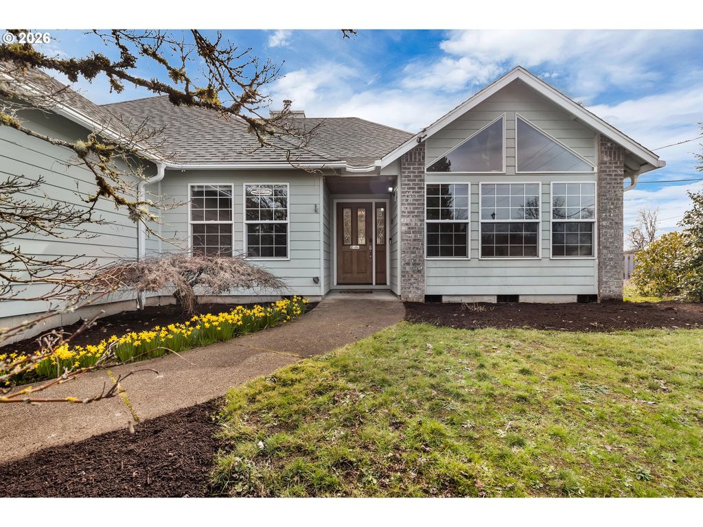 Image 1 of property listing at 1420 Ne HOFFMAN Dr, Mc Minnville, OR 97128