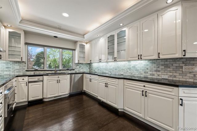 1762 Saint Johns Court, Bloomfield Hills, MI 48302