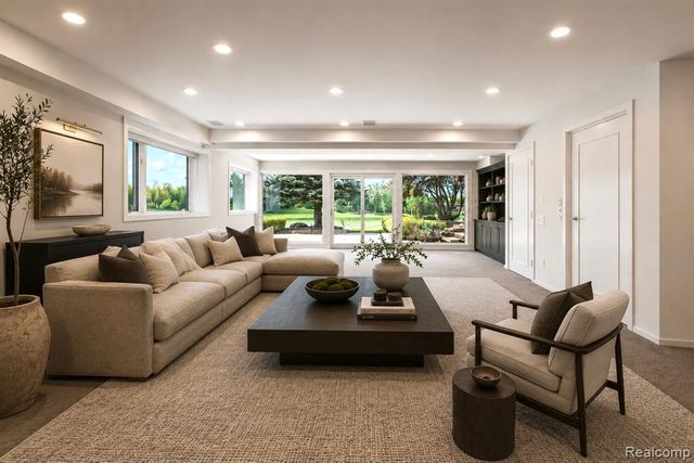 1762 Saint Johns Court, Bloomfield Hills, MI 48302