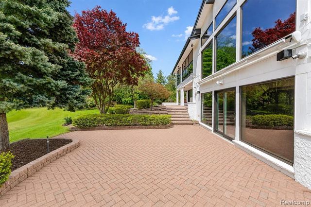 1762 Saint Johns Court, Bloomfield Hills, MI 48302