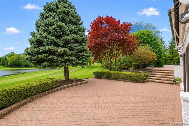 1762 Saint Johns Court, Bloomfield Hills, MI 48302