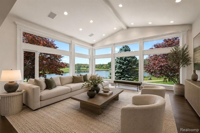 1762 Saint Johns Court, Bloomfield Hills, MI 48302
