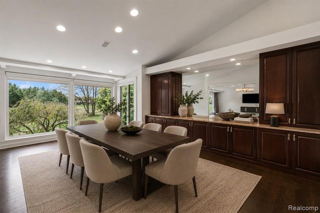 1762 Saint Johns Court, Bloomfield Hills, MI 48302