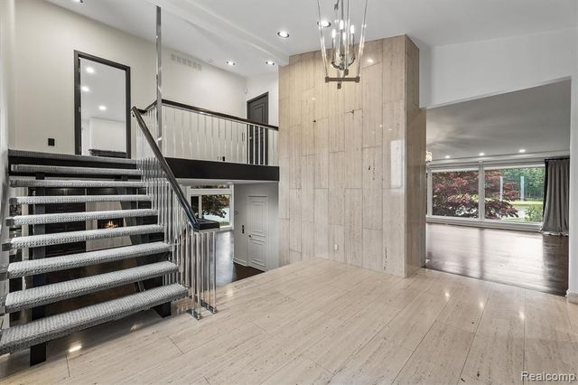 1762 Saint Johns Court, Bloomfield Hills, MI 48302