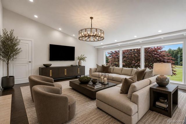 1762 Saint Johns Court, Bloomfield Hills, MI 48302