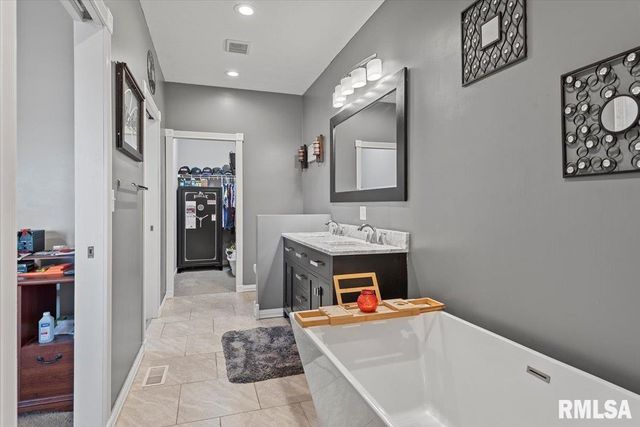 4084 S PRIMROSE Lane, Riverton, IL 62561