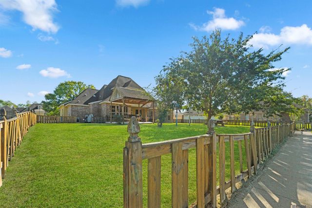 6951 Lakeland Dr, Zachary, LA 70791