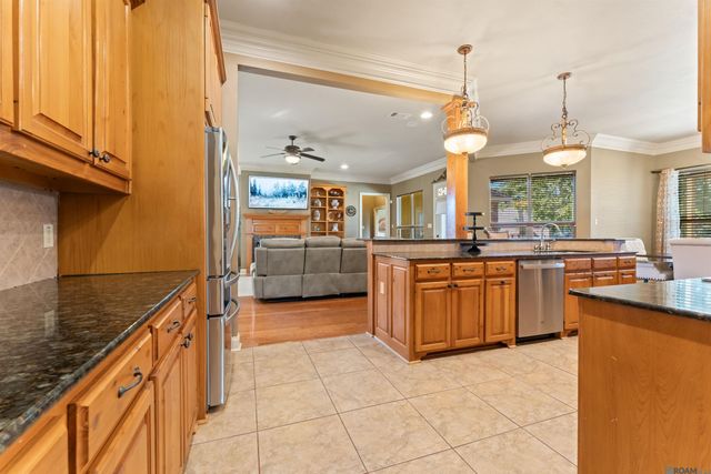 6951 Lakeland Dr, Zachary, LA 70791