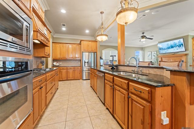 6951 Lakeland Dr, Zachary, LA 70791