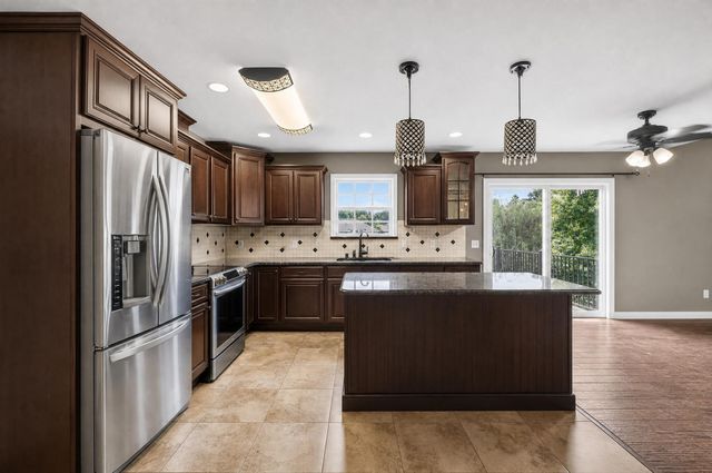 2010 SURREY CT, Columbia, MO 65203