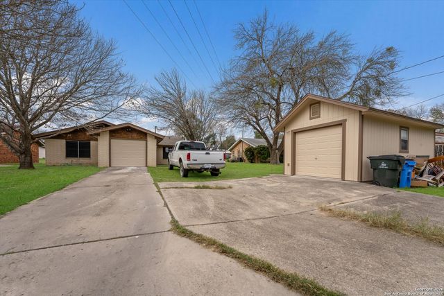795 Renee St, Seguin, TX 78155