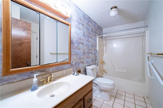 1402 SE Moore Road, St Joseph, MO 64504