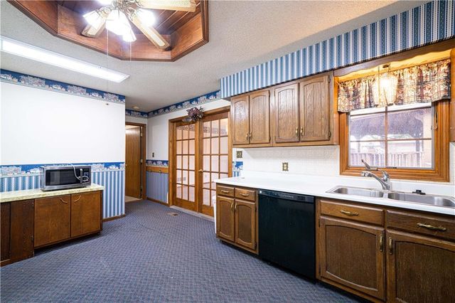 1402 SE Moore Road, St Joseph, MO 64504