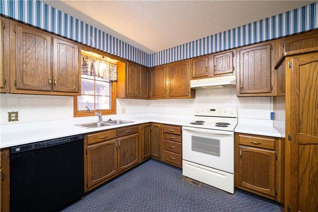 1402 SE Moore Road, St Joseph, MO 64504