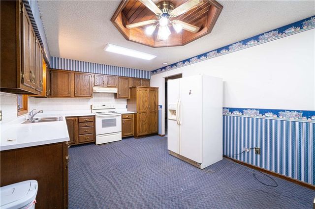 1402 SE Moore Road, St Joseph, MO 64504