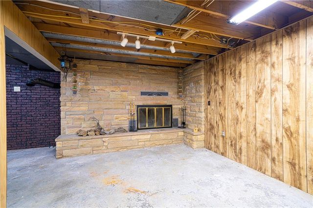 1402 SE Moore Road, St Joseph, MO 64504