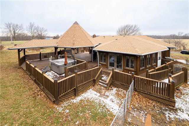 1402 SE Moore Road, St Joseph, MO 64504