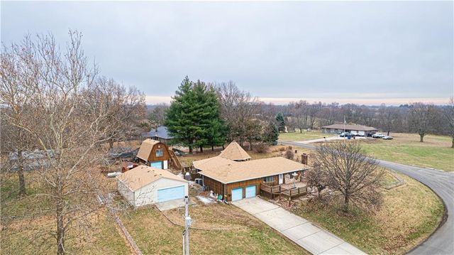 1402 SE Moore Road, St Joseph, MO 64504