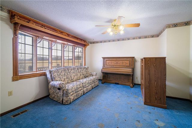 1402 SE Moore Road, St Joseph, MO 64504