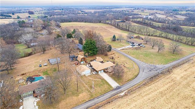 1402 SE Moore Road, St Joseph, MO 64504