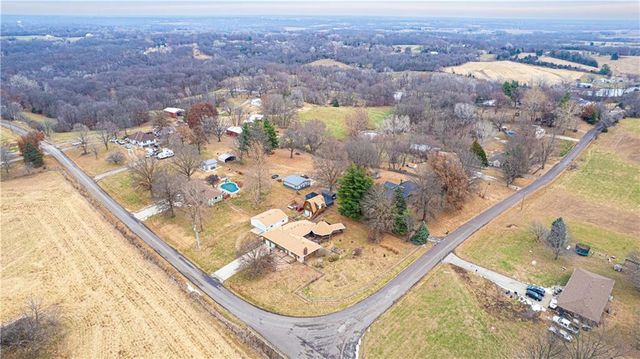 1402 SE Moore Road, St Joseph, MO 64504