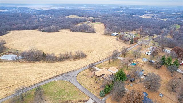 1402 SE Moore Road, St Joseph, MO 64504