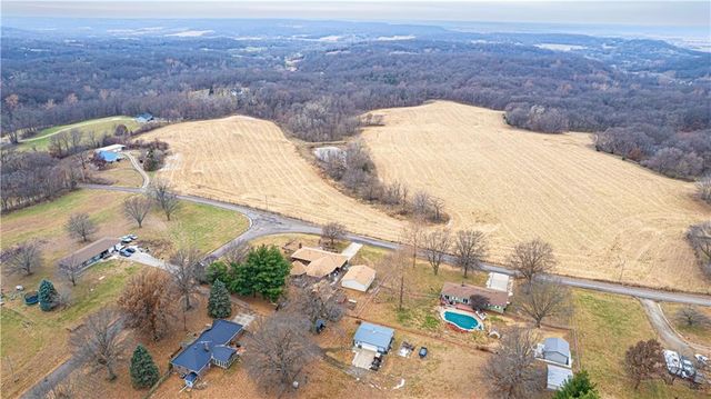 1402 SE Moore Road, St Joseph, MO 64504