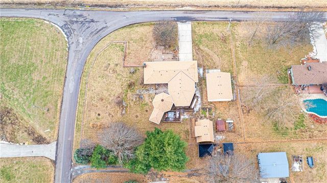 1402 SE Moore Road, St Joseph, MO 64504