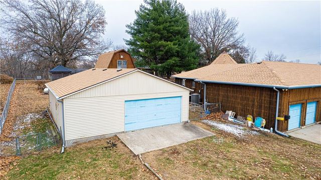 1402 SE Moore Road, St Joseph, MO 64504