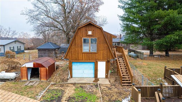 1402 SE Moore Road, St Joseph, MO 64504