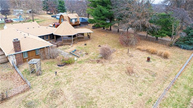 1402 SE Moore Road, St Joseph, MO 64504