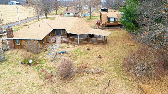 1402 SE Moore Road, St Joseph, MO 64504