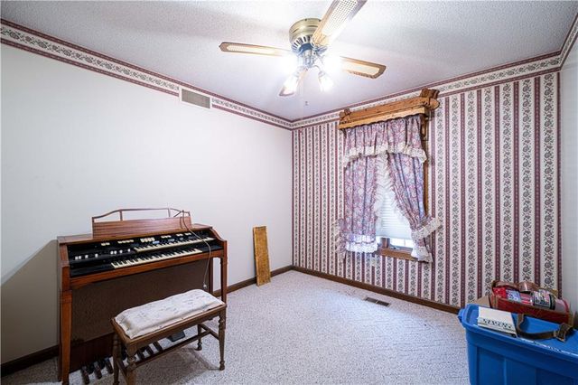 1402 SE Moore Road, St Joseph, MO 64504