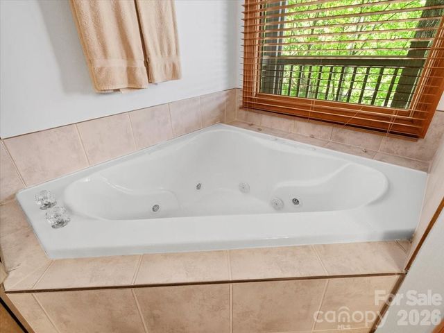 15 Ivy Point Lane, Burnsville, NC 28714