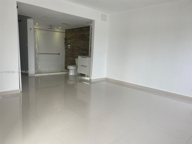 1670 NE 191st St 213-3, Miami, FL 33179