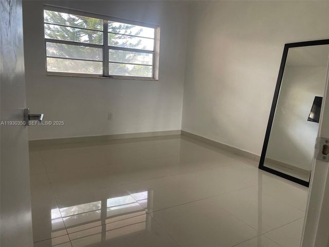 1670 NE 191st St 213-3, Miami, FL 33179