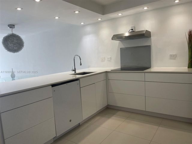 1670 NE 191st St 213-3, Miami, FL 33179