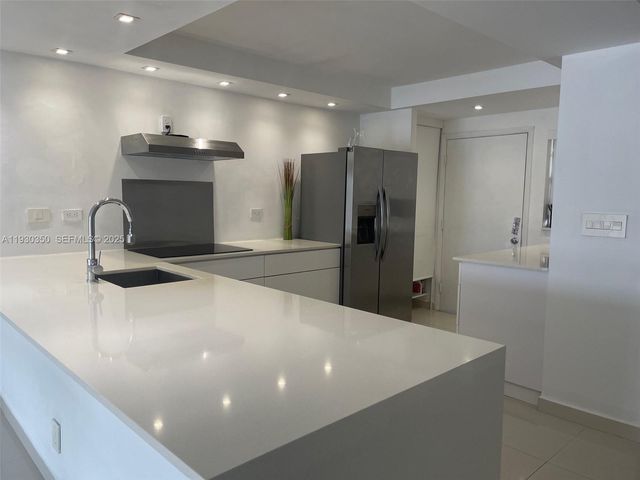 1670 NE 191st St 213-3, Miami, FL 33179