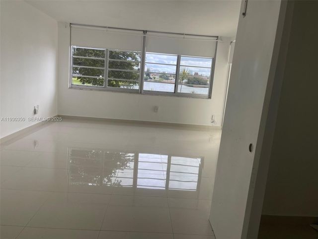 1670 NE 191st St 213-3, Miami, FL 33179