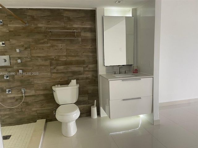 1670 NE 191st St 213-3, Miami, FL 33179