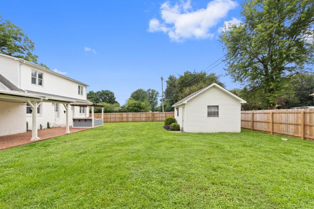 500 8th St, Lawrenceburg, TN 38464