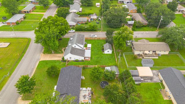 500 8th St, Lawrenceburg, TN 38464