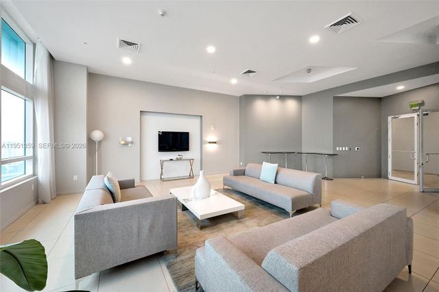 1900 N BAYSHORE DR, Miami, FL 33132