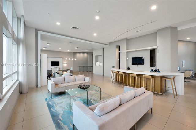 1900 N BAYSHORE DR, Miami, FL 33132