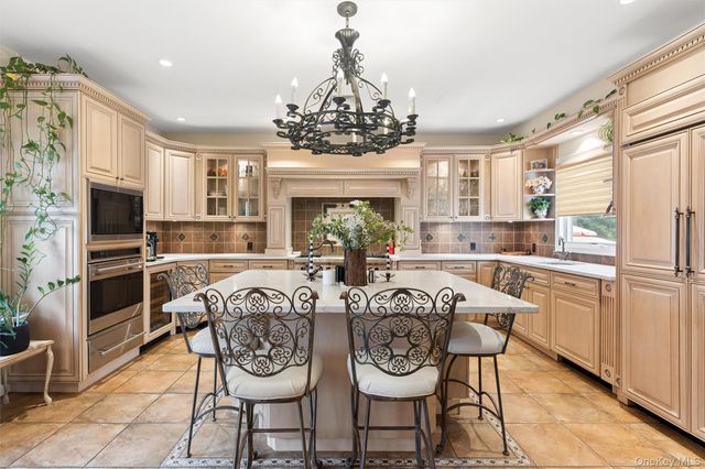 2064 Oliver Way, Merrick, NY 11566