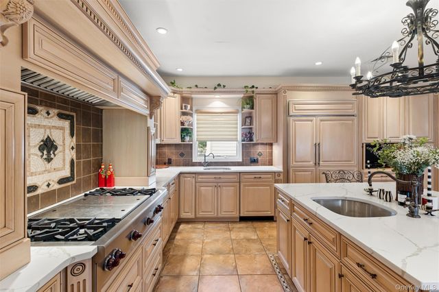 2064 Oliver Way, Merrick, NY 11566