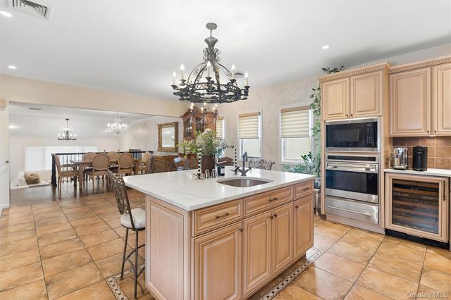 2064 Oliver Way, Merrick, NY 11566