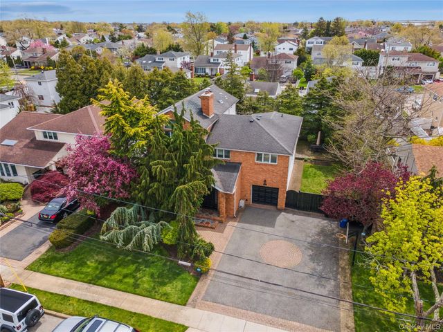 2064 Oliver Way, Merrick, NY 11566